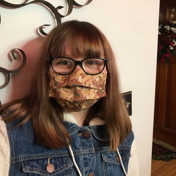 Christmas face mask gingerbread man scrunchie set - Picture 4 of 5